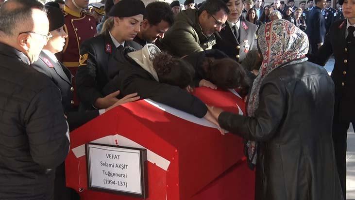 Tuğgeneral Selami Akşit son yolculuğuna uğurlandı! Yakınları tabuta sarılarak gözyaşı döktü