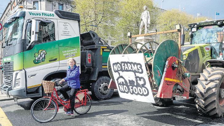 İrlandalı çiftçiler isyan etti: Mazot yoksa yemek de yok