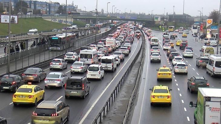 İstanbul’da bayram sonrası pazartesi trafiği! Belirli noktalarda durma noktasına geldi