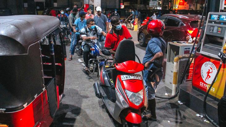 Sri Lanka'da yakıt ve gıda sıkıntısı nedeniyle haftada dört gün mesaiye geçildi
